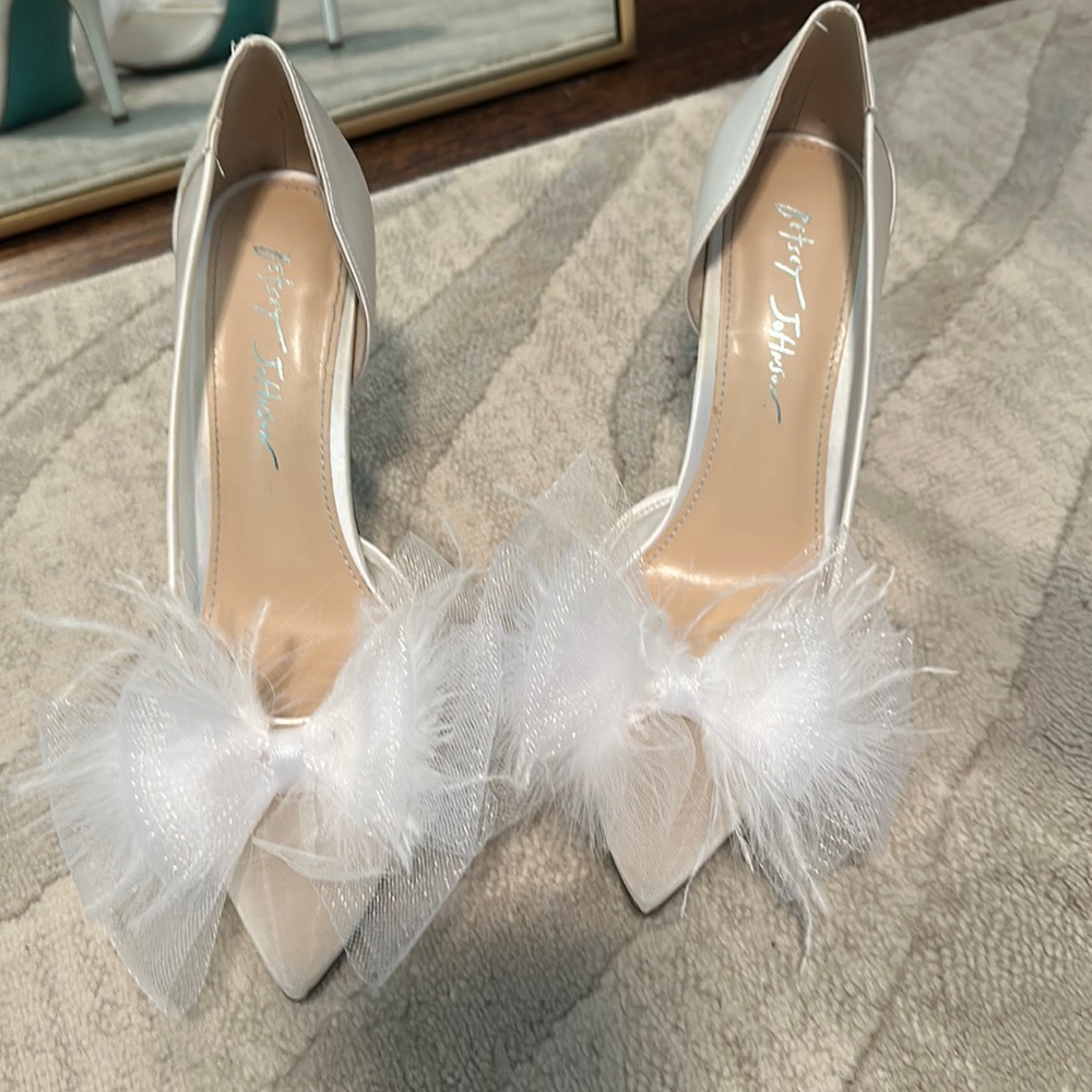Size 8.5 Betsy Johnson white bow heels. In good condition